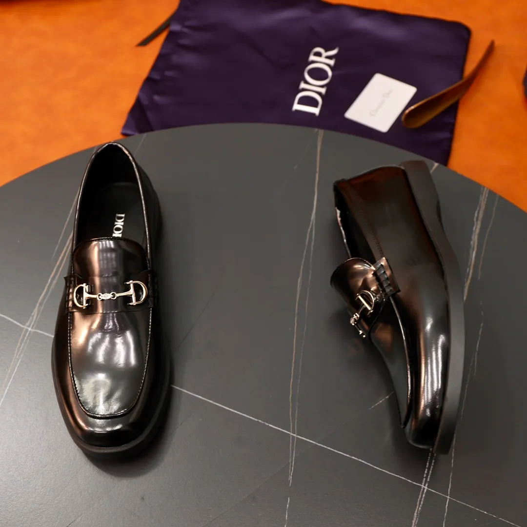 Ex-factory price: 540🙅‍♂️🙅‍♂️🙅‍♂️ Brand: Dior DIOR Standard code: Men's code 38/44 (45 can be customized) Grade: Same as the official website Material: Original cowhide stitching, cowhide lining, original TPU wear-resistant soft outsole Style categories: Leisure and sports version, footwear for driving, young fashion, European and American trends, British style Color: actual picture color